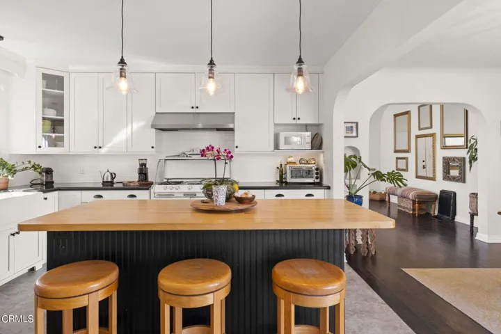 19-web-or-mls-UpmarketMedia-312NBrent-10