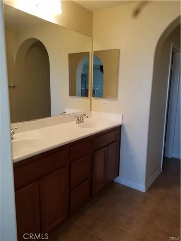 Master bathroom with 2 sinks!