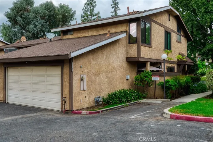 Attached 2 car garage