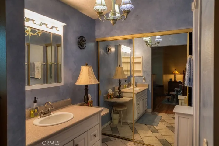 Main bedroom bathroom