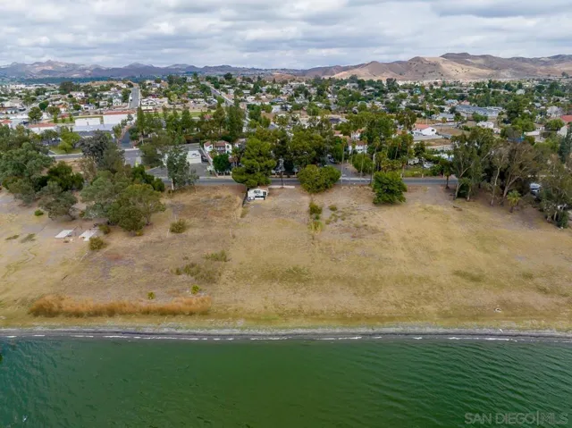 1006 W Lakeshore Dr, Lake Elsinore, California 92530