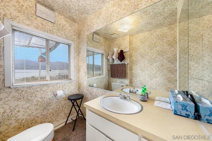 1006 W Lakeshore Dr, Lake Elsinore, California 92530