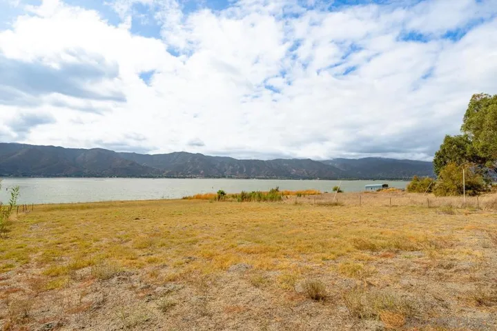 1006 W Lakeshore Dr, Lake Elsinore, California 92530