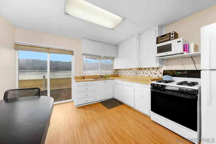 1006 W Lakeshore Dr, Lake Elsinore, California 92530