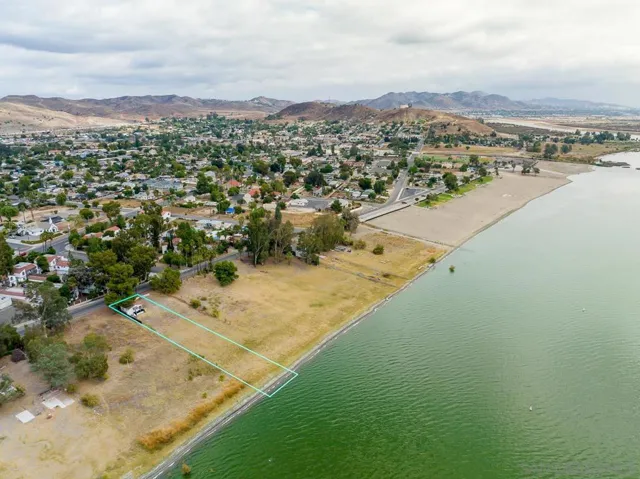 1006 W Lakeshore Dr, Lake Elsinore, California 92530