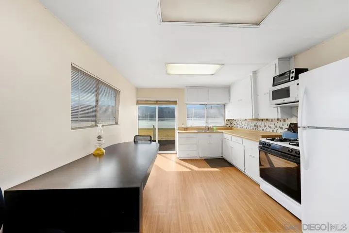 1006 W Lakeshore Dr, Lake Elsinore, California 92530