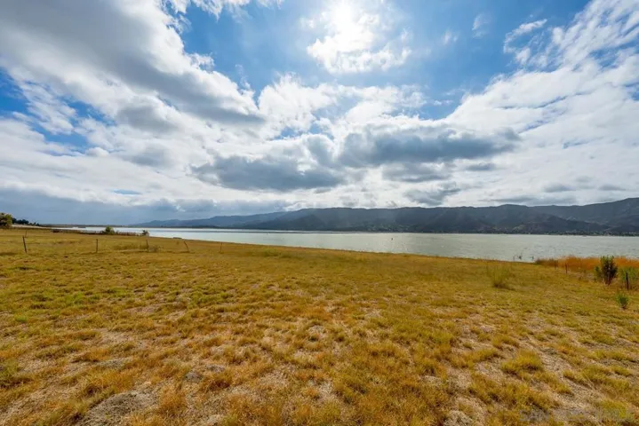 1006 W Lakeshore Dr, Lake Elsinore, California 92530