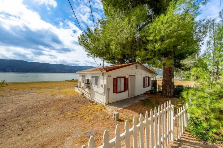 1006 W Lakeshore Dr, Lake Elsinore, California 92530