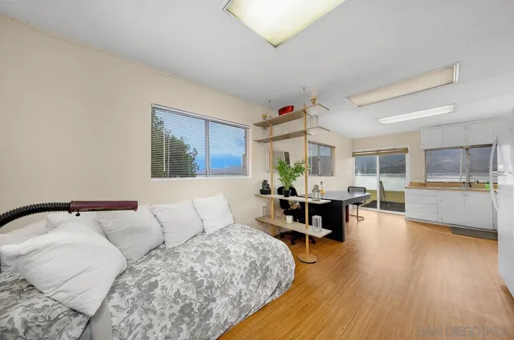 1006 W Lakeshore Dr, Lake Elsinore, California 92530