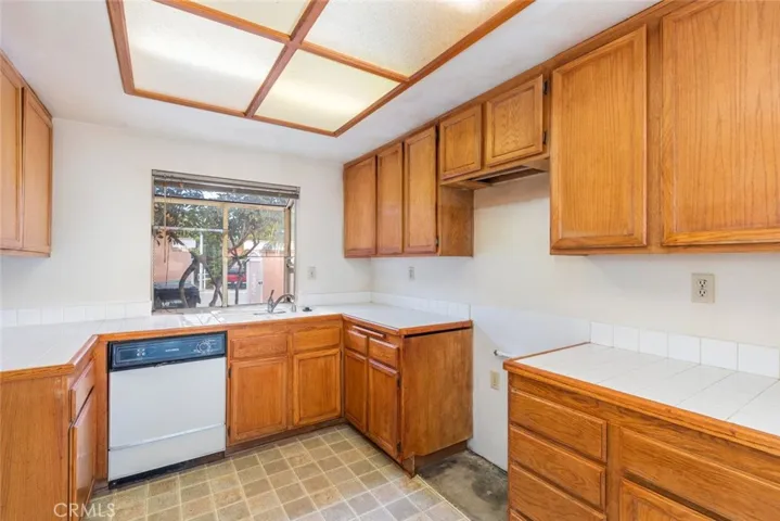 
Abundant countertop area for your convenience