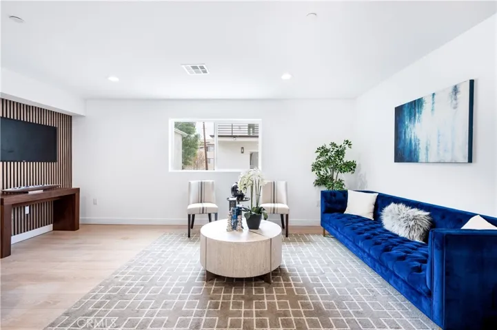 7308 Independence Avenue, Canoga Park, California 91303
