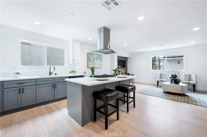 7308 Independence Avenue, Canoga Park, California 91303