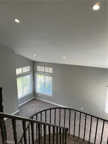 Vaulted ceiling in living dining room, spacious and bright
Cathedral ceilings make living and dinning room inviting