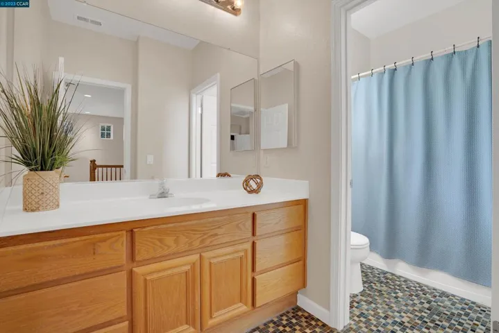Upper Level hall full bath #2