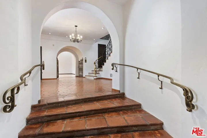 10361 Lindbrook Drive, Los Angeles, California 90024