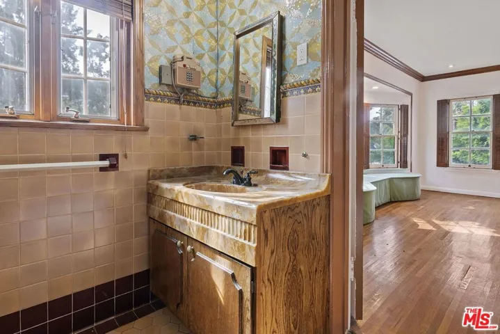 10361 Lindbrook Drive, Los Angeles, California 90024