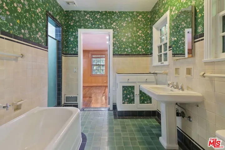 10361 Lindbrook Drive, Los Angeles, California 90024