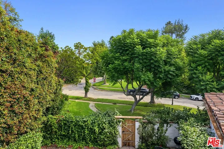 10361 Lindbrook Drive, Los Angeles, California 90024