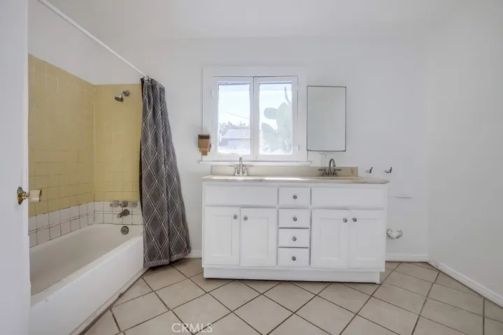 704 Fairlawn Avenue, Santa Ana, California 92703