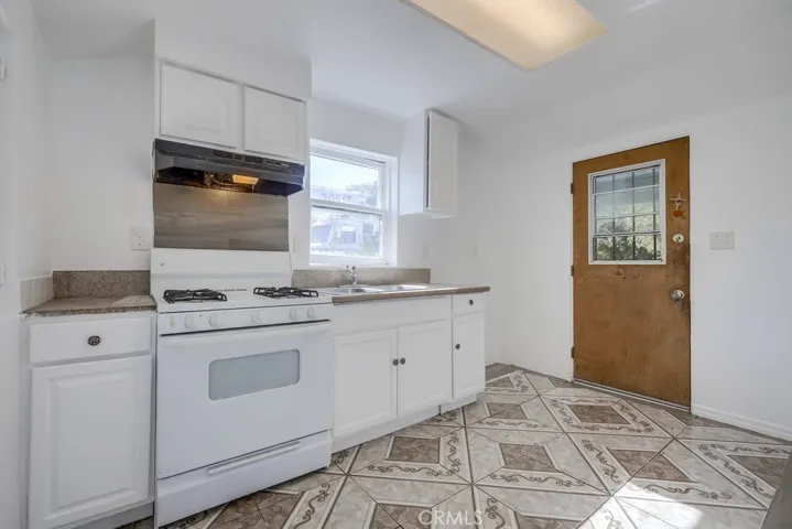 704 Fairlawn Avenue, Santa Ana, California 92703