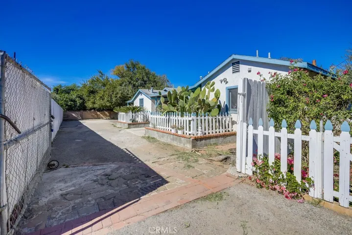 704 Fairlawn Avenue, Santa Ana, California 92703