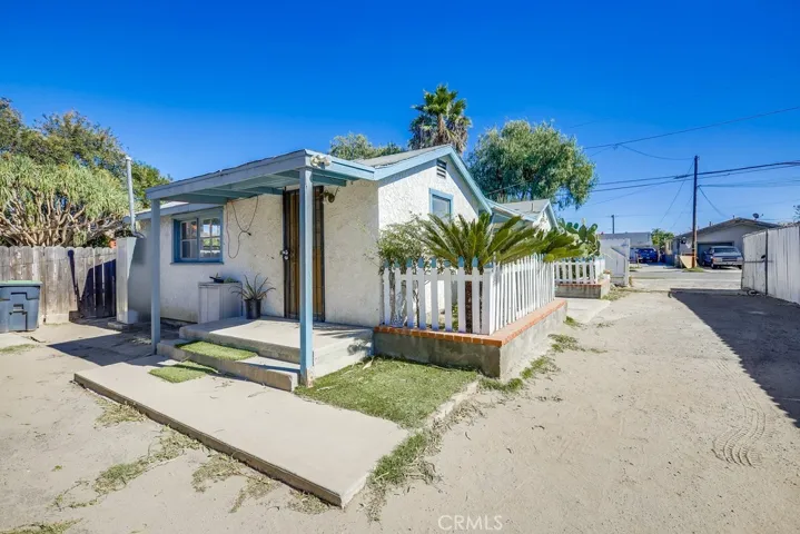 704 Fairlawn Avenue, Santa Ana, California 92703