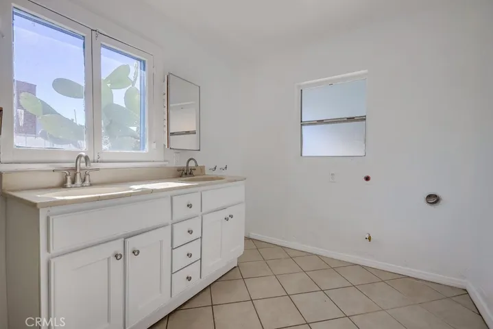 704 Fairlawn Avenue, Santa Ana, California 92703