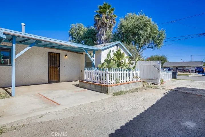 704 Fairlawn Avenue, Santa Ana, California 92703