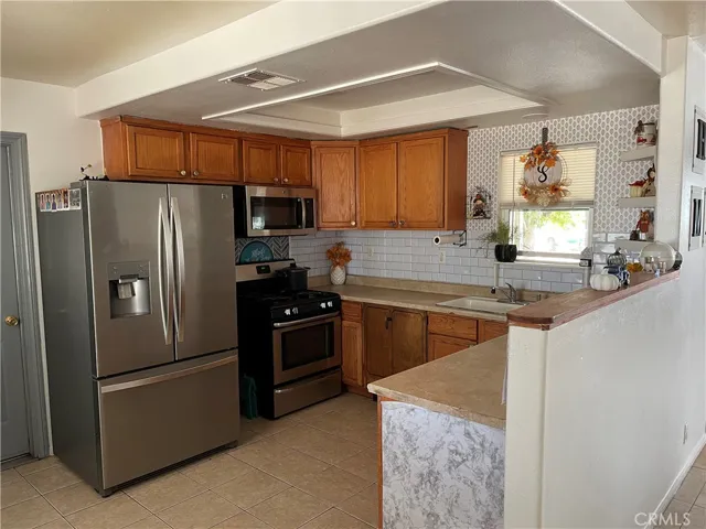 15811 Ash Street, Hesperia, California 92345