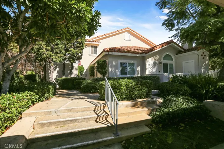 Are stairs before you get to the upper unit condo