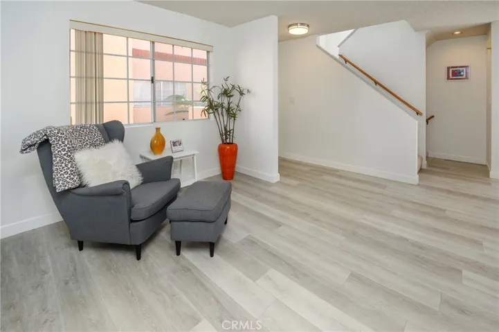 Versatile floor plan. The siting area next to living room can be used as dining area or office area.