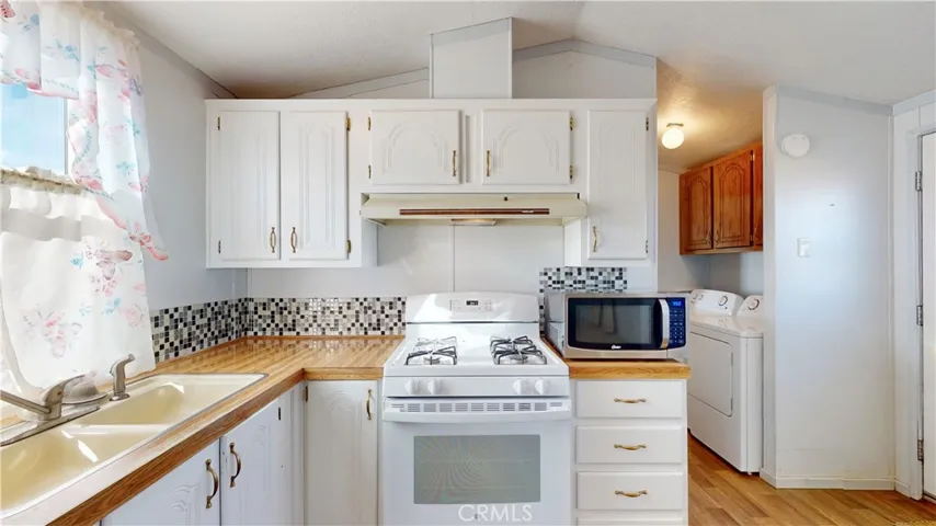 6084 Elsinore Road, Phelan, California 92371