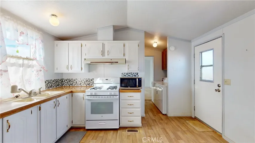 6084 Elsinore Road, Phelan, California 92371