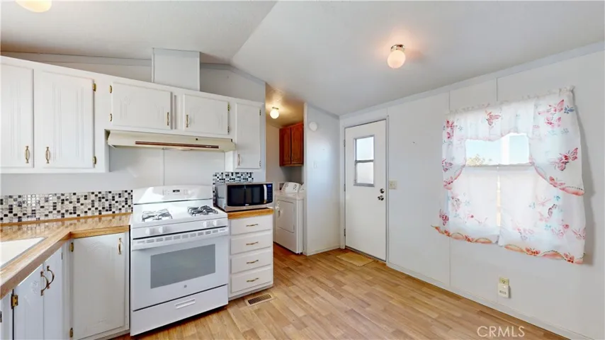 6084 Elsinore Road, Phelan, California 92371