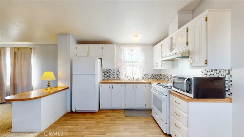 6084 Elsinore Road, Phelan, California 92371
