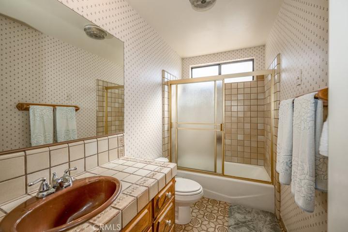 Upstairs Full Bathroom