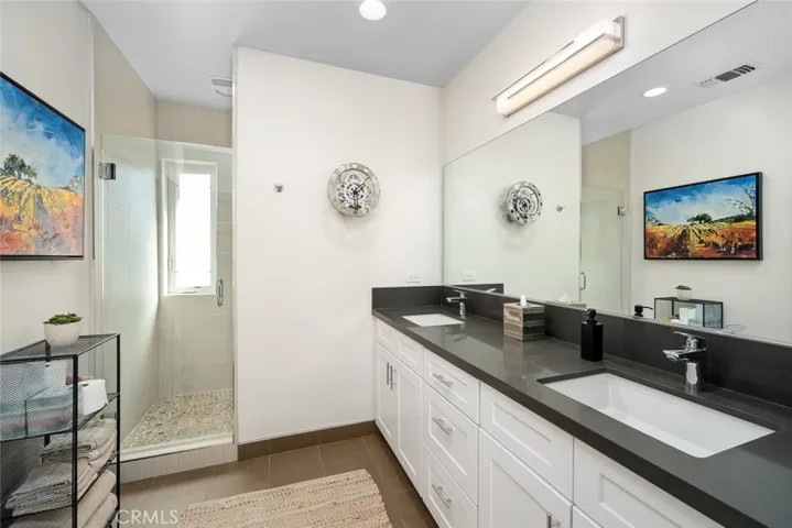 Primary en suite bathroom