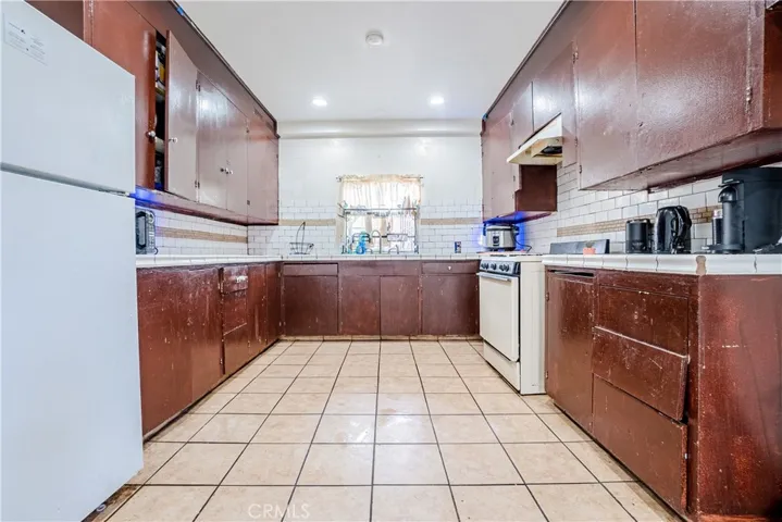 Full Kitchen.