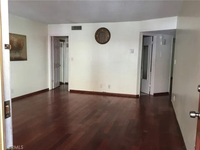 Living to 3 bedrooms and hall and master