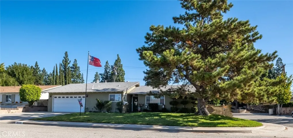 Large corner lot with side cul-de-sac