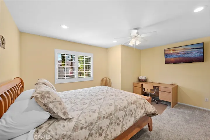 HUGE upstairs guest bedroom 2, walk in closet