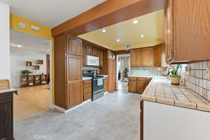 15829 Tupper Street, North Hills, California 91343