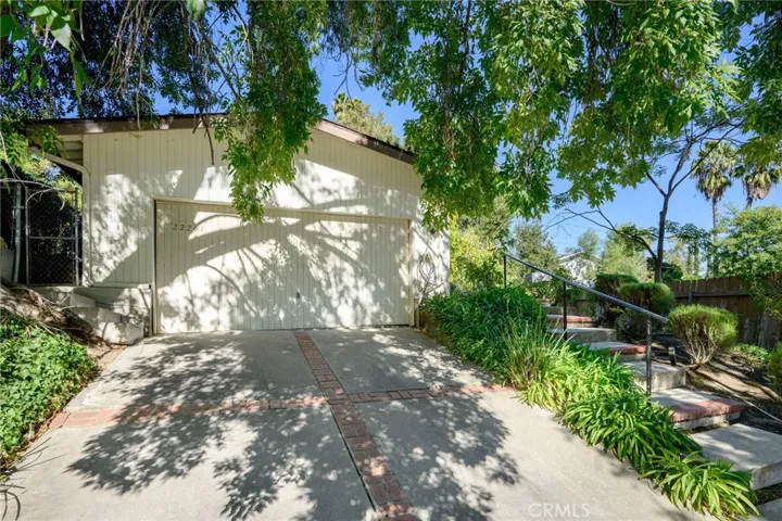22261 Ybarra Road, Woodland Hills, California 91364