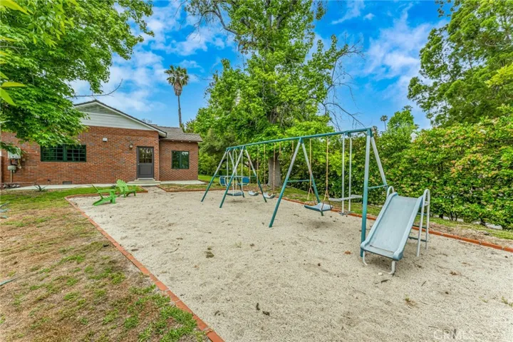 1050 Roxbury Road, San Marino, California 91108