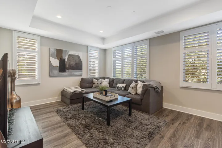 9407 Thompson Ave Chatsworth-large-021-0