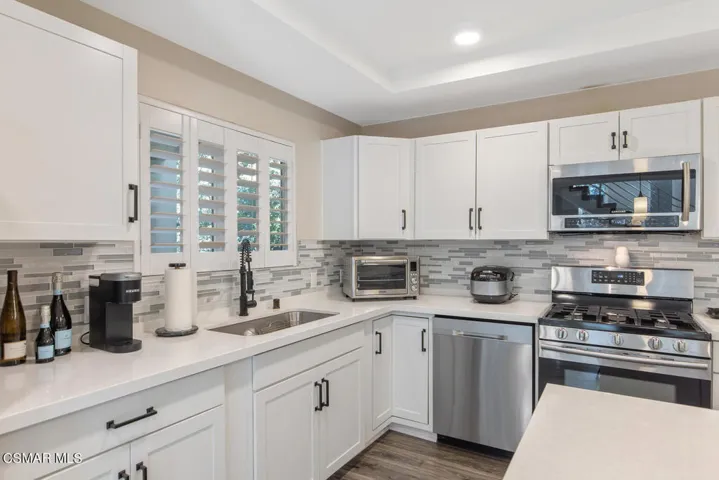 9407 Thompson Ave Chatsworth-large-018-0
