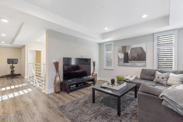 9407 Thompson Ave Chatsworth-large-022-0