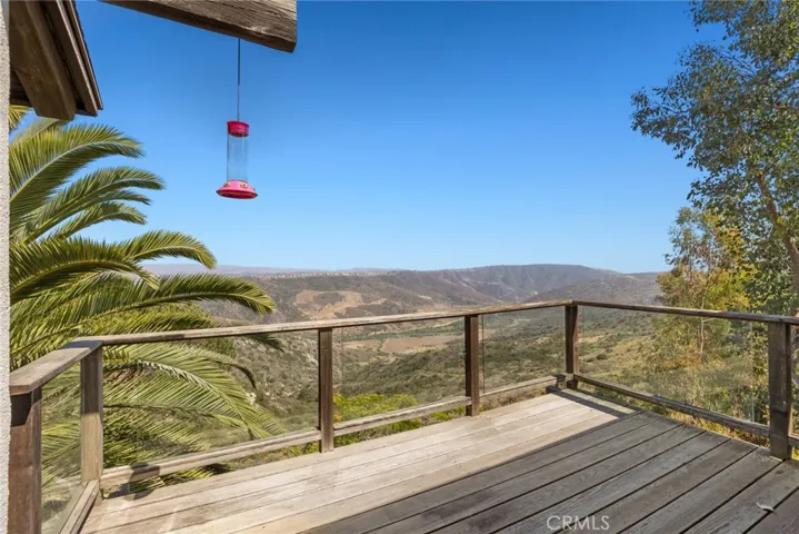 Perched on a ridgeline in Laguna Beach’s coveted Top of the World neighborhood, this masterfully designed home is well positioned to showcase absolutely spectacular views of rolling hills, natural canyons.