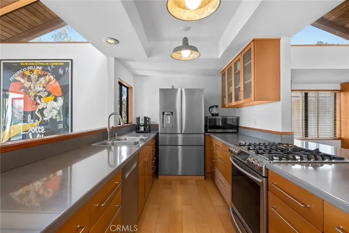Top of the line stainless steel appliances from Bosch, Samsung and LG.