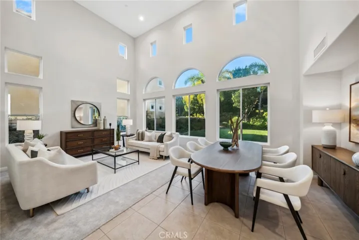 High ceiling in the living room with view of the backyard